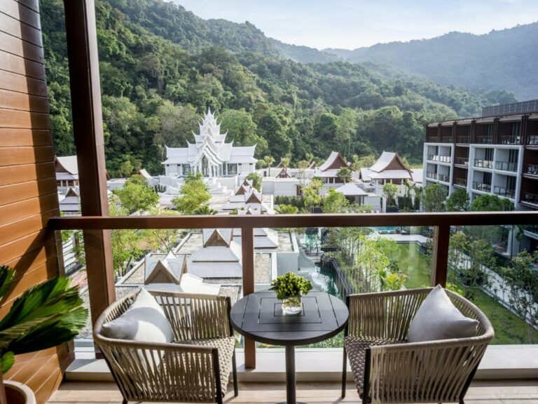 Classic Twin Room with Mountain View